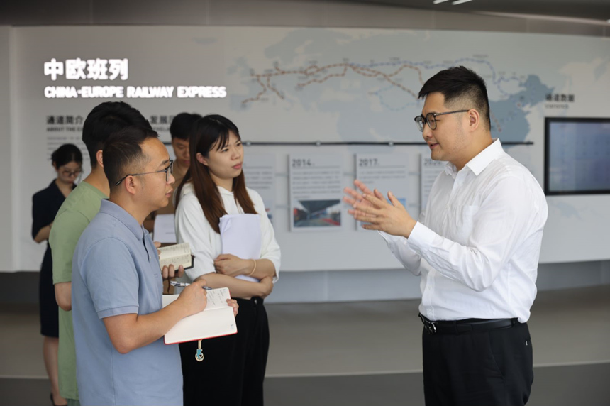 采访团在重庆国际物流枢纽园区采访。曾英豪摄