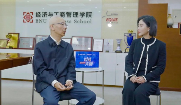 贺力平作客重庆发布《对话大咖》。 潘珍净摄