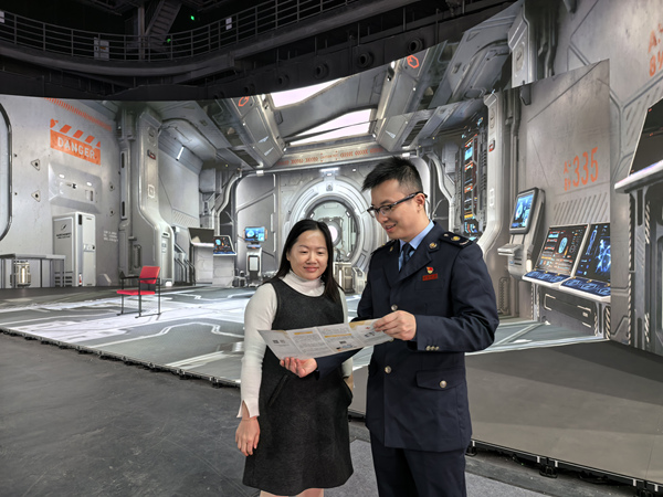 永川区税务人员到永川科技片场宣传相关税费政策，解答涉税问题。王磊摄