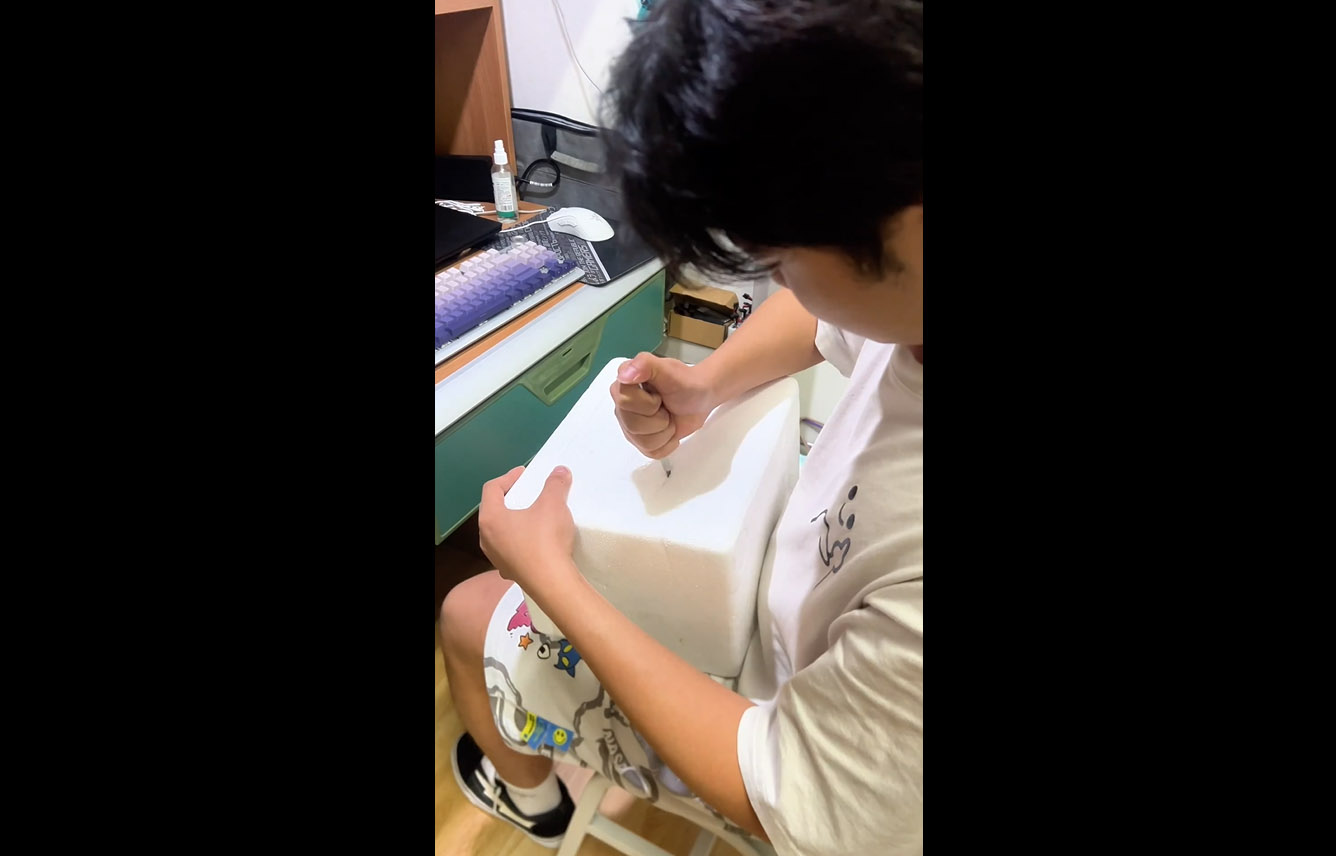 大一学生利用寝室废物“手搓”小冰箱