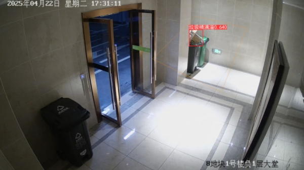 万科物业在管小区的“AI大脑”自动识别出垃圾桶满溢。万科物业供图